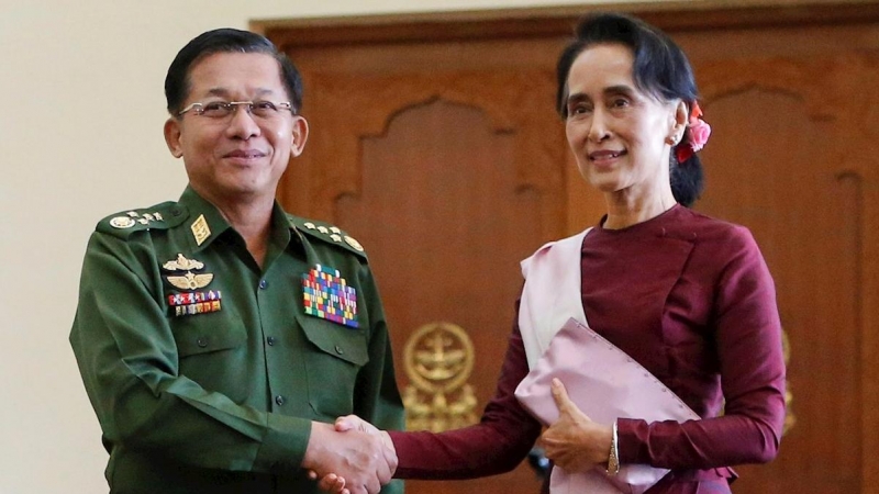 Fotografía de archivo de diciembre de 2015 de Aung San Suu Kyi y el jefe de las Fuerzas Armadas de Myanmar, Min Aung Hlaing.