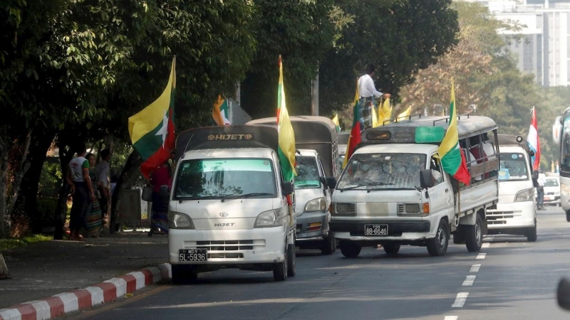 Simpatizantes del Ejército de Myanmar celebran en Rangún el golpe de Estado.