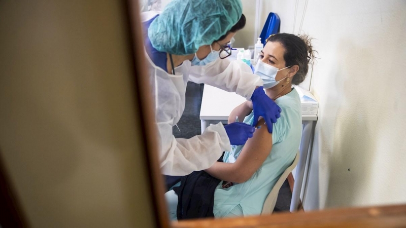 Una enfermera administra una vacuna contra la covid en un hospital de Lisboa.