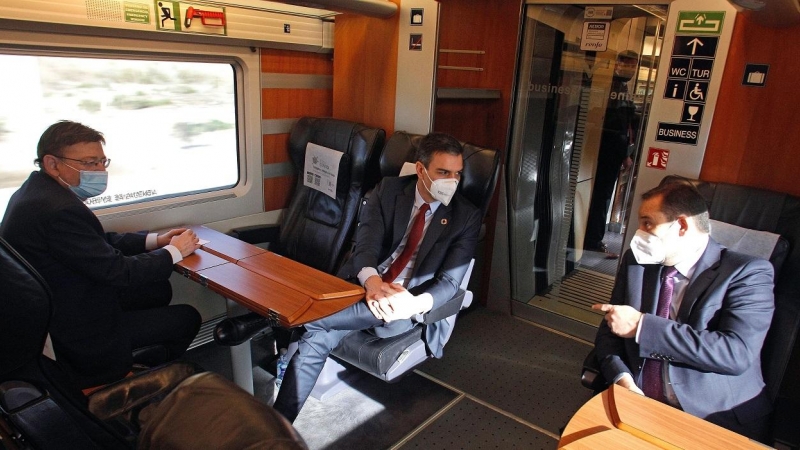 El presidente del Gobierno, Pedro Sánchez (c) junto al presidente de la Generalitat Valenciana, Ximo Puig (i) y al ministro de Fomento, Jose Luis Ábalos, inauguran el servicio comercial de la nueva línea de tren de alta velocidad (AVE) entre Madrid, Elche