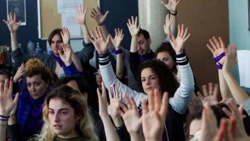 Concentración de profesoras en apoyo a las alumnas que han denunciado acoso en Escuela Superior de Arte Dramático de Galicia