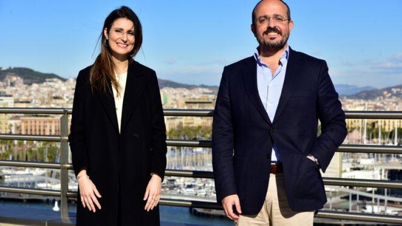 La número dos del PP para las catalanas, Lorena Roldán, y el candidato a la Generalitat del PP, Alejandro Fernández.