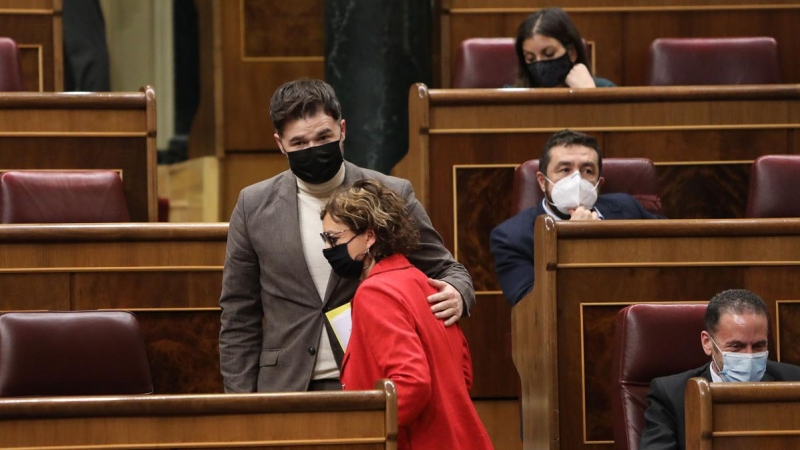 02/02/2021.- La diputada de ERC Montserrat Bassa y el portavoz parlamentario de ERC, Gabriel Rufián, durante una sesión plenaria en el Congreso de los Diputados.