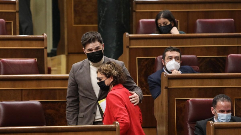 02/02/2021.- La diputada de ERC Montserrat Bassa y el portavoz parlamentario de ERC, Gabriel Rufián, durante una sesión plenaria en el Congreso de los Diputados.