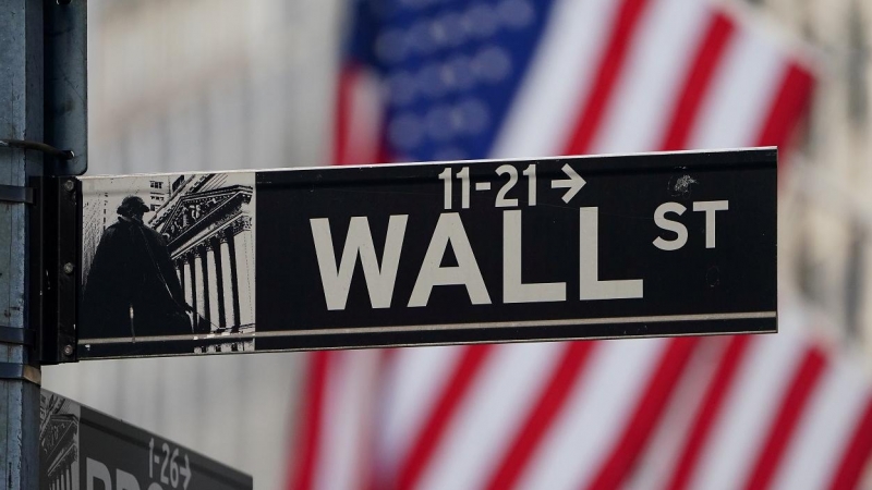 Indicador de Wall Street, la calle donde tiene su sede la Bolsa de Nueva York (NYSE, en sus siglas en inglés). REUTERS/Carlo Allegri