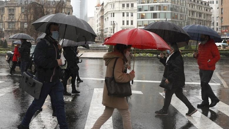 Ciudadanos cruzan un paso de peatones este viernes en Bilbao.