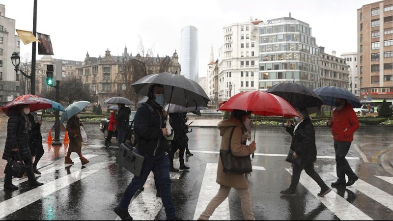 Ciudadanos cruzan un paso de peatones este viernes en Bilbao.