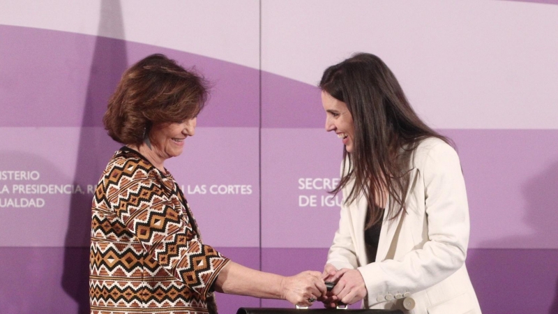 La vicepresidenta primera, Carmen Calvo, entrega la cartera de Igualdad a la nueva ministra, Irene Montero.