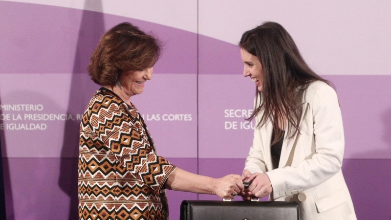 La vicepresidenta primera, Carmen Calvo, entrega la cartera de Igualdad a la nueva ministra, Irene Montero.