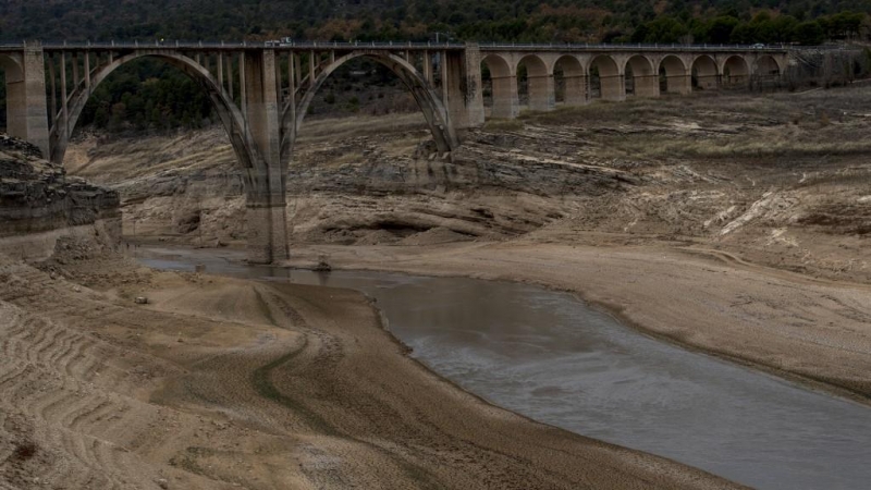 Vista del viaducto de Entrepeñas, Guadalajara, en un paisaje marcado por la sequía.