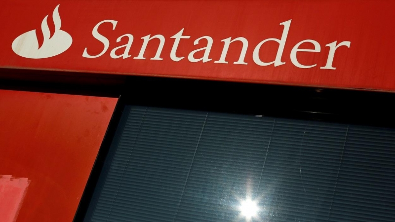 El logo del Banco Santander en una de sus sucursal en Sevilla. REUTERS/ Marcelo del Pozo
