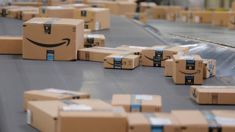 Paquetes en la cinta transportadora de un centro logístico de Amazon en Robbinsville (New Jersey, EEUU). REUTERS/Lucas Jackson