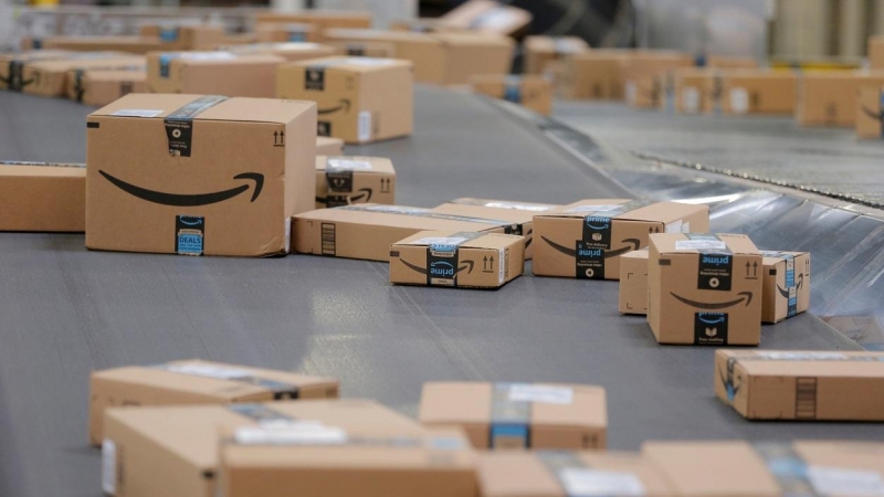 Paquetes en la cinta transportadora de un centro logístico de Amazon en Robbinsville (New Jersey, EEUU). REUTERS/Lucas Jackson