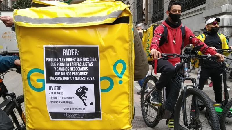 Centenares de riders protestan en Oviedo ante la 'ley riders'