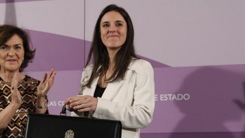 La vicepresidenta primera, Carmen Calvo, entrega la cartera d'Igualtat a la nova ministra, Irene Montero.