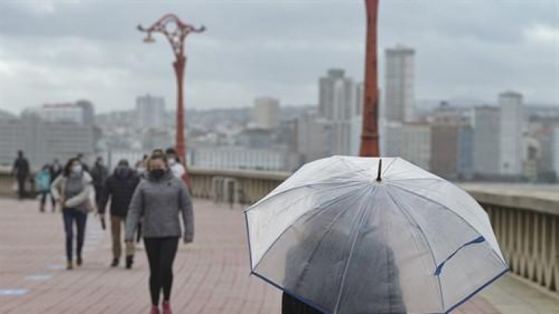 Una persona pasea con paraguas en el Paseo Marítimo, el mismo día del paso de la borrasca Justine convertida en ciclogénesis explosiva en A Coruña, Galicia.