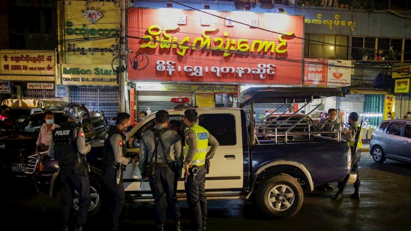 Policías montan guardia en el centro de Rangún.