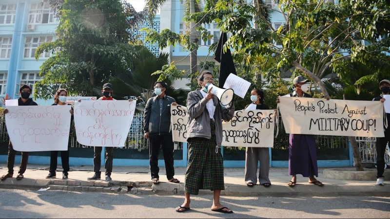 Protesta contra el golpe de Estado en la ciudad de Mandalay.