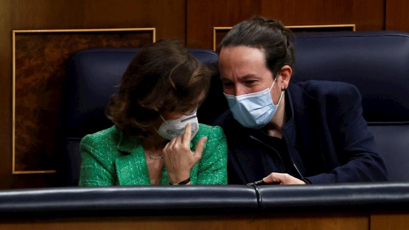 La vicepresidenta primera del Gobierno, Carmen Calvo, conversa con el vicepresidente segundo, Pablo Iglesias, en la última sesión de control al Gobierno en el Congreso.