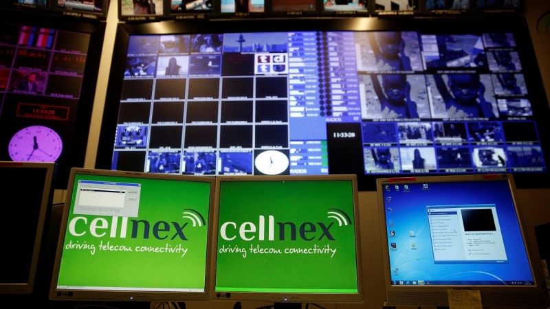 El logo del operador de torres de telecomunicaciones Cellnex en sendas pantallas de ordenador en la sala de control de Torrespaña; donde está el popular 'Piruli'. REUTERS/Sergio Perez