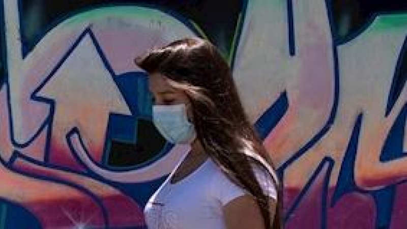 La joven chilena Valentina Donoso, una de las 111 chilenas que quedaron embarazadas por culpa de un lote de anticonceptivos defectuoso, posa el pasado miércoles 3 de febrero durante una entrevista, en Santiago (Chile).
