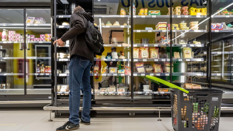 Un hombre escoge los productos en el supermercado La Osa. - Público