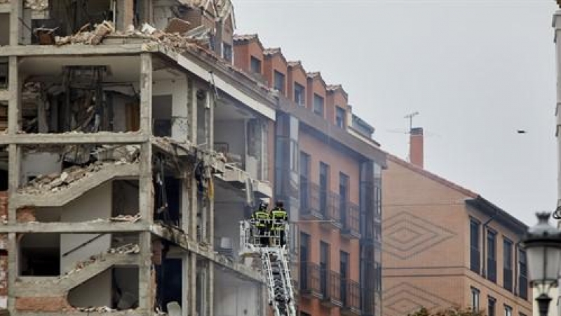 Bomberos trabajan en un inmueble afectado momentos posteriores a una fuerte explosión registrada en la calle Toledo que ha hundido varias plantas del edificio, en Madrid, (España), a 20 de enero de 2021. La explosión se ha producido minutos antes de las t
