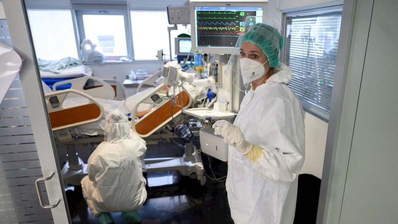 Personal sanitario del Hospital Universitario Marqués de Valdecilla de Santander atiende, este jueves, a enfermos con coronavirus en una de las UCI-Covid del hospital cántabro.