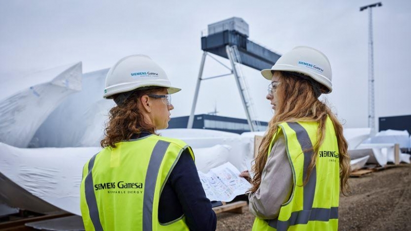 Dos trabajadoras de Siemens-Gamesa.