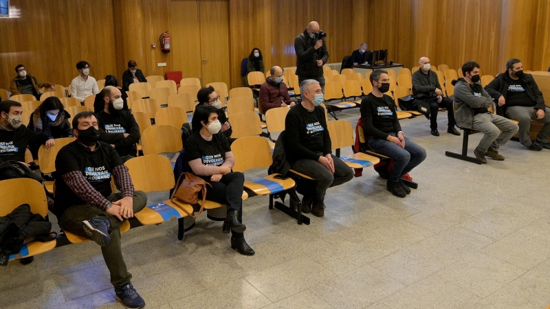 Armando Carril, Manuel Méndez, Elvira Branco, Carolina Fernández, André López, Salvador González, Óscar Calvo, Dani Carballada y Bieito Lobeira sentados en el banquillo de los acusados del Juzgado de Instrucción número 4 de A Coruña