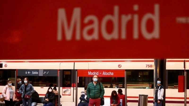 Varias personas esperan en la estación de Atocha de Madrid