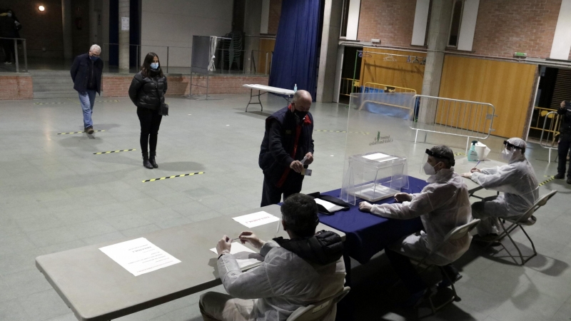 Simulacre de la votació a Sant Júlia de Ramis.