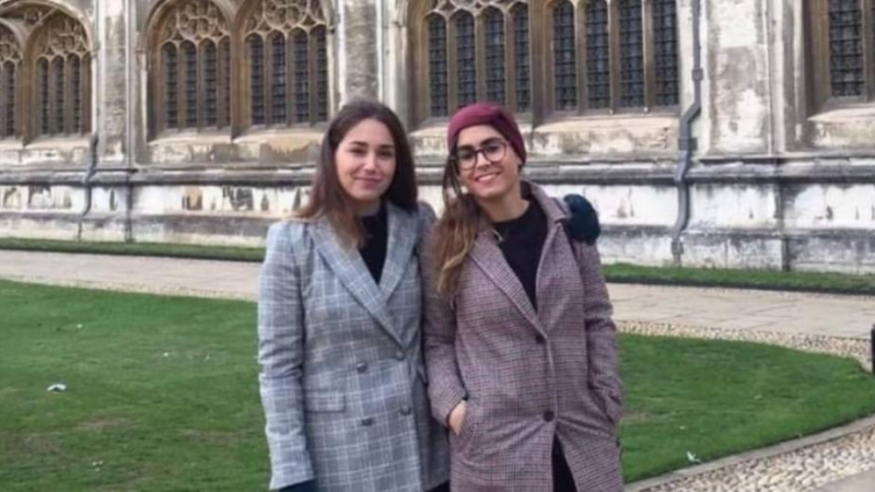 Bárbara posando con su hermana