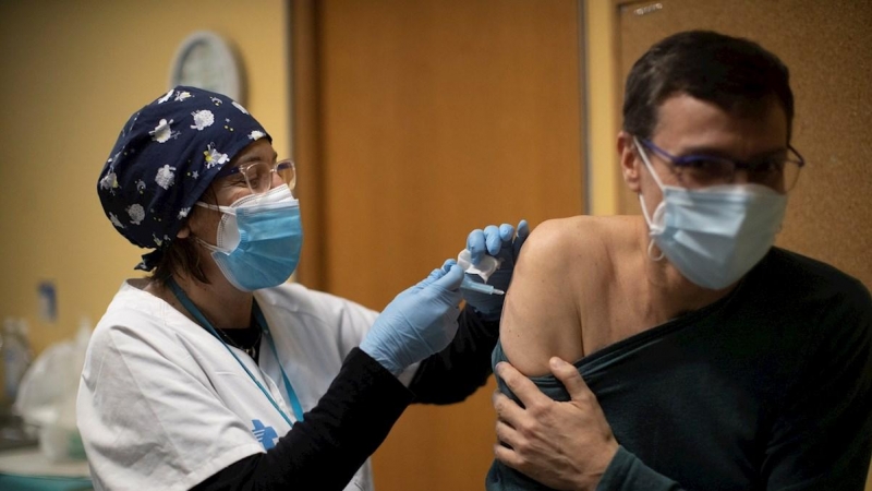 Un profesional sanitario recibe la segunda dosis de la vacuna Pfizer en el CAP Passeig Maragall de Barcelona.