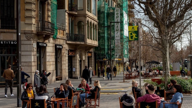 Aspecto de una terraza de un bar en el centro de Barcelona este viernes.
