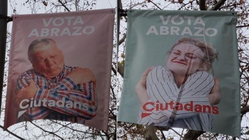 Carteles de 'vota abrazo' de Cs