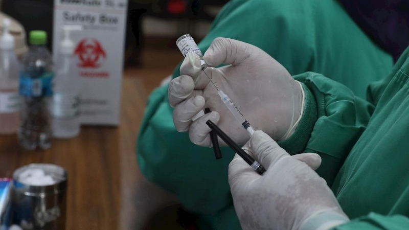 Trabajadores del Servicio Departamental de Salud (SEDES) de La Paz preparan hoy una dosis de la vacuna Sputnik V contra la covid-19