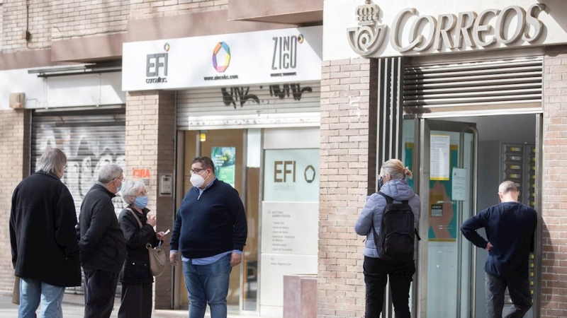 05/02/2021.- Varias personas hacen cola en una oficina de Correos de Barcelona este viernes, último día para admitir peticiones de voto por correo para el 14F. - EFE
