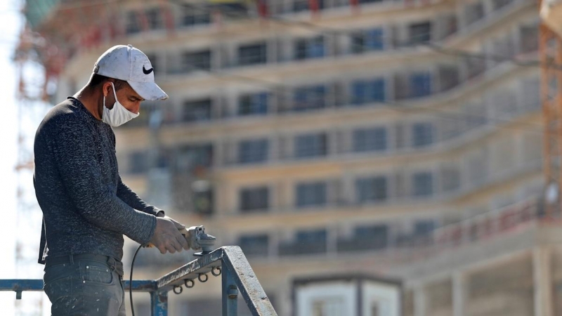 04/02/2021. Un hombre trabaja en una obra mientras usa mascarilla para protegerse de la pandemia, en La Habana. -