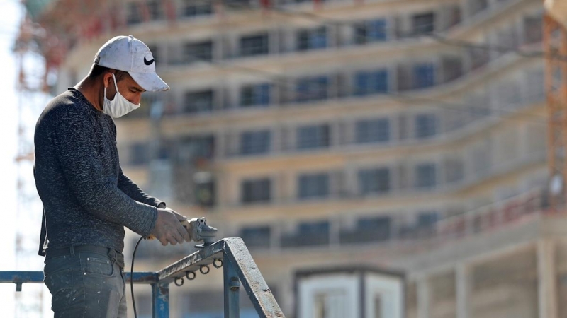 04/02/2021. Un hombre trabaja en una obra mientras usa mascarilla para protegerse de la pandemia, en La Habana. -