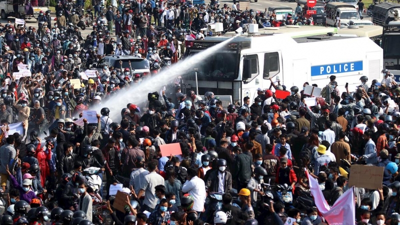 La Policía ha usado cañones de agua contra los manifestantes en la capital de Myanmar, Naipyidó.