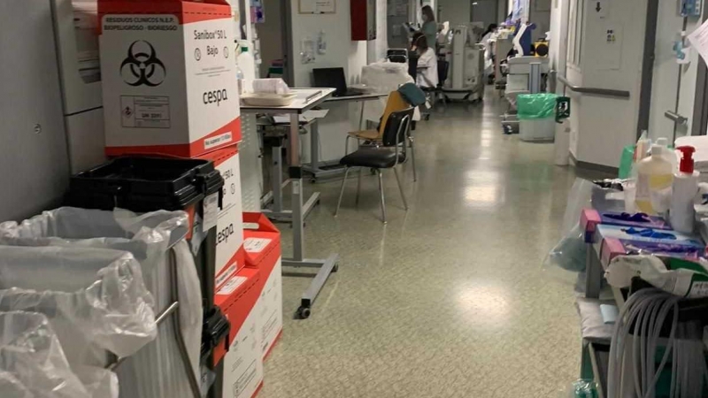 El pasillo de una de las UCIS del Hospital La Paz donde el control de los pacientes se realiza desde la puerta de las habitaciones provocando que la zona sea prácticamente intransitable.