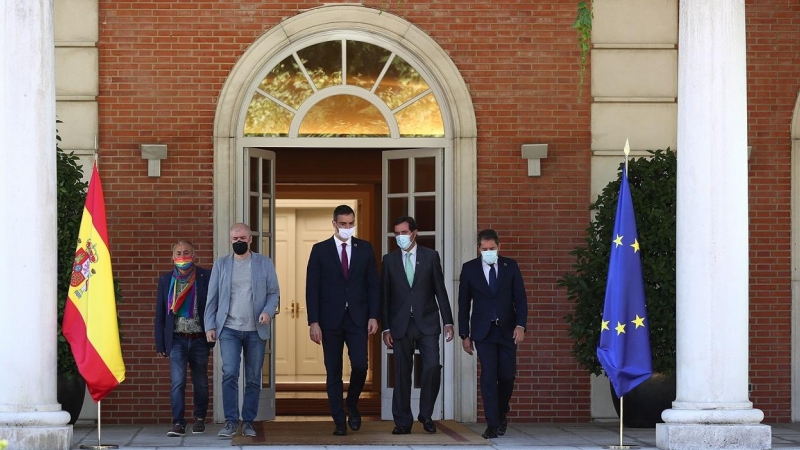 El presidente del Gobierno, Pedro Sánchez, desciende la escalinata del edificio del Consejo de Ministros para iniciar el acto de firma del Pacto por la Reactivación Económica y el Empleo junto a Gerardo Cuerva, presidente de CEPYME; Pepe Álvarez, secretar