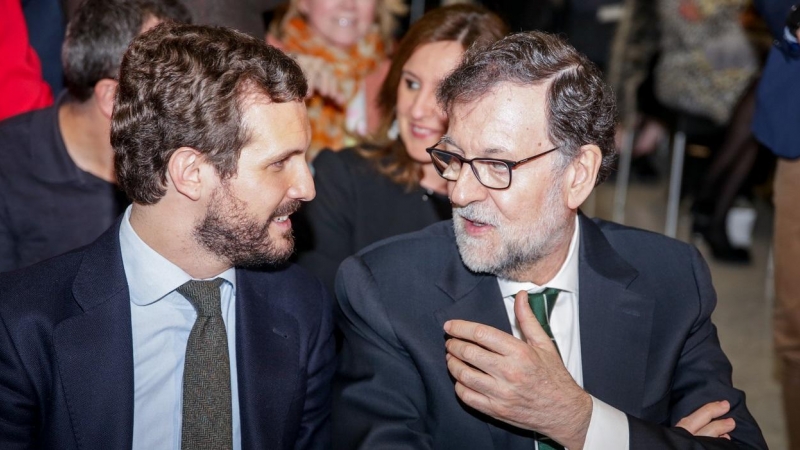 El presidente del Partido Popular, Pablo Casado, y el expresidente del Gobierno, Mariano Rajoy, en la presentación del libro 'Ellas' del eurodiputado Esteban González Pons, en Madrid, en febrero de 2020. E.P./Ricardo Rubio