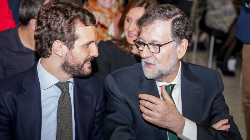 El presidente del Partido Popular, Pablo Casado, y el expresidente del Gobierno, Mariano Rajoy, en la presentación del libro 'Ellas' del eurodiputado Esteban González Pons, en Madrid, en febrero de 2020. E.P./Ricardo Rubio