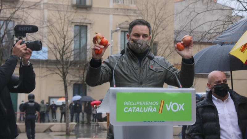 Santiago Abascal mostrant alguns dels objectes que li van llançar a Salt.