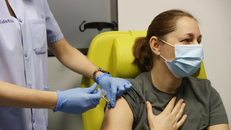 Imagen de archivo de una voluntaria en el momento de recibir la vacuna contra la covid-19 desarrollada por el laboratorio alemán CureVac
