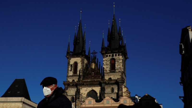 Un hombre camina por Praga