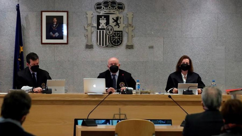 Los magistrados Fernando Andreu (i), Antonio Romeral (c) y María Fernanda García (d) durante la primera sesión del juicio de los 'papeles de Bárcenas' este lunes en la Audiencia Nacional en San Fernando de Henares.