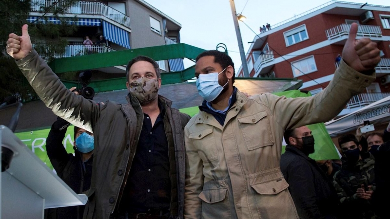 El líder de Vox, Santiago Abascal (i), visita L'Hospitalet de Llobregat durante la tarde del domingo junto al cabeza de lista del partido en las elecciones catalanas del 14F, Ignacio Garriga (d).